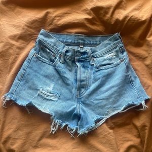 Levi’s cut off shorts!!